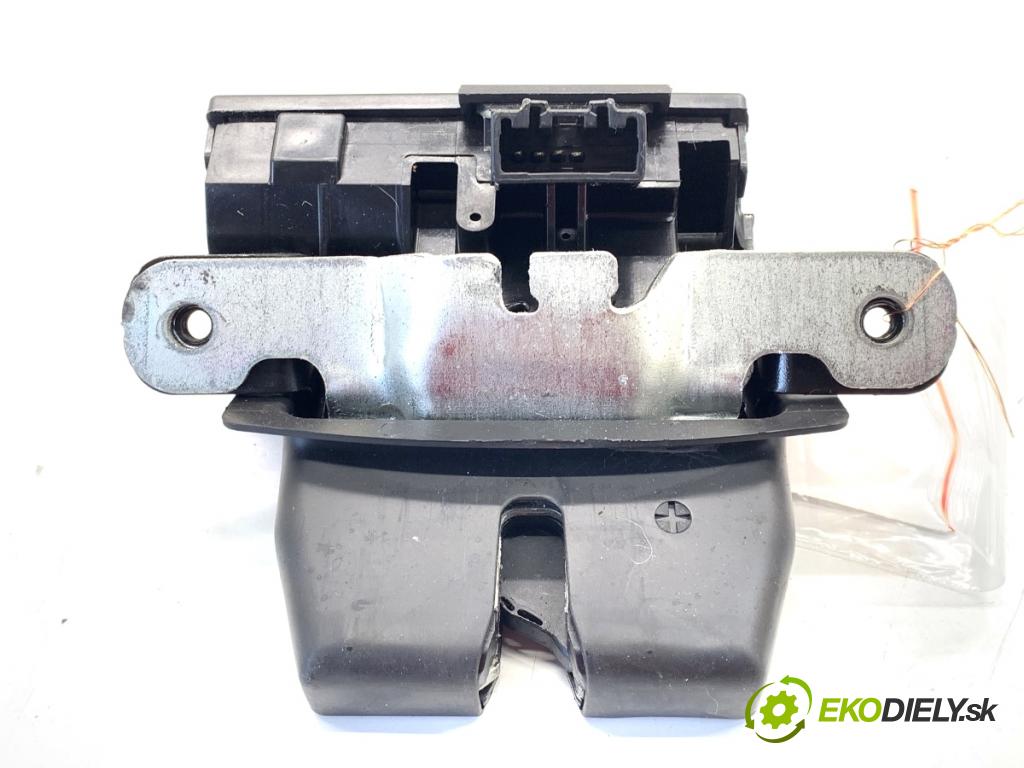 FORD FIESTA MK7 liftback 2016 44 kW 1.25 1242 zámok dverí zad