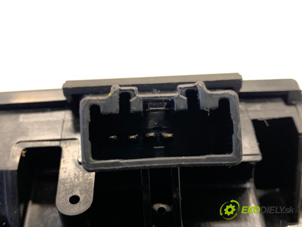 FORD FIESTA MK7 liftback 2016 44 kW 1.25 1242 zámok dverí zad