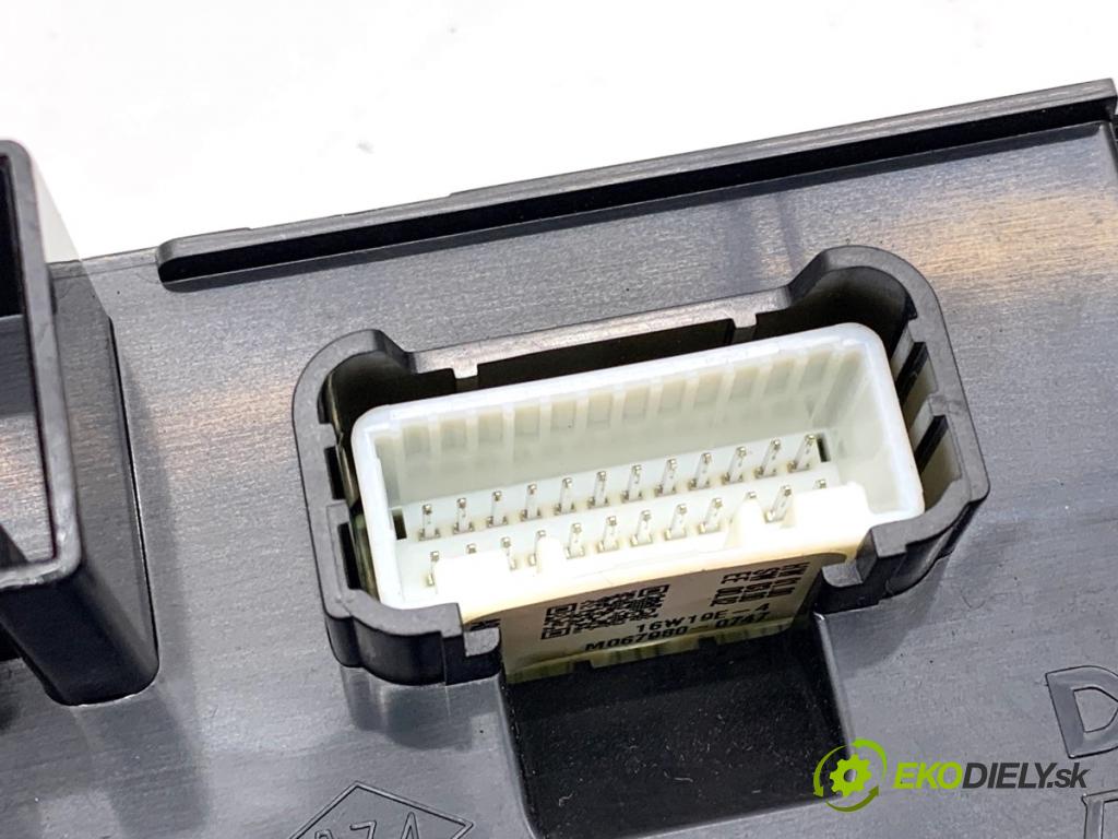 MERCEDES-BENZ CITAN Nadwozie pełne/minivan 2016 81 kW 111 CDI (415.603, 415.605) 1461 Panel ovládania kúrenia 275106635R (Prepínacie páčky pod volantom)