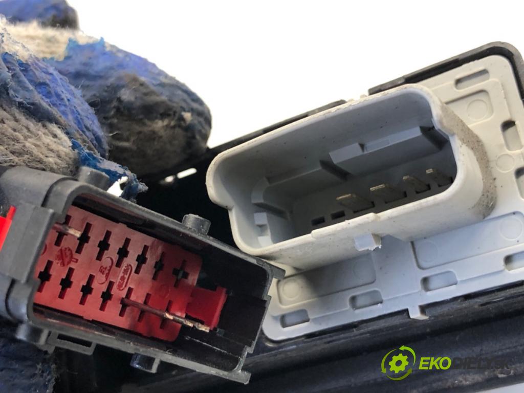 MERCEDES-BENZ CITAN Nadwozie pełne/minivan 2016 81 kW 111 CDI (415.603, 415.605) 1461 spínač Dvere posúvne pravy 8200428700D