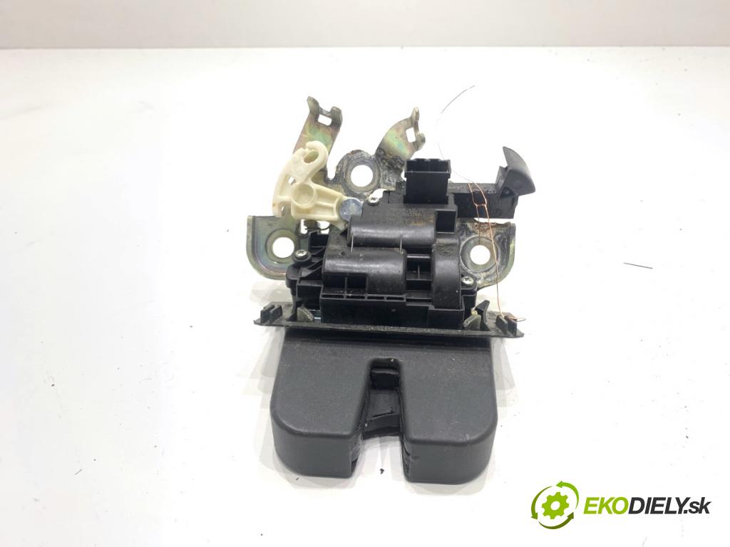 SKODA FABIA III liftback 2018 55 kW 1.0 999 zámok dverí zad 8R0827505A