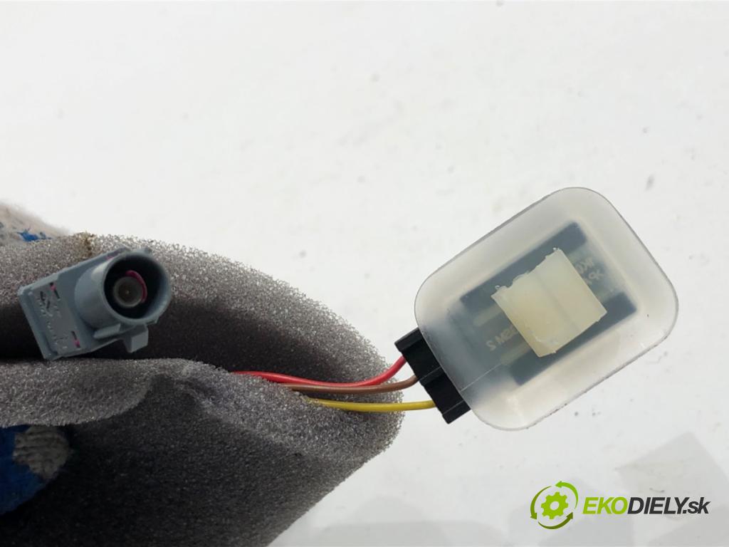 SKODA FABIA III liftback 2018 55 kW 1.0 999 KAMERA ZPĚT: Kľučka 6V0827566H