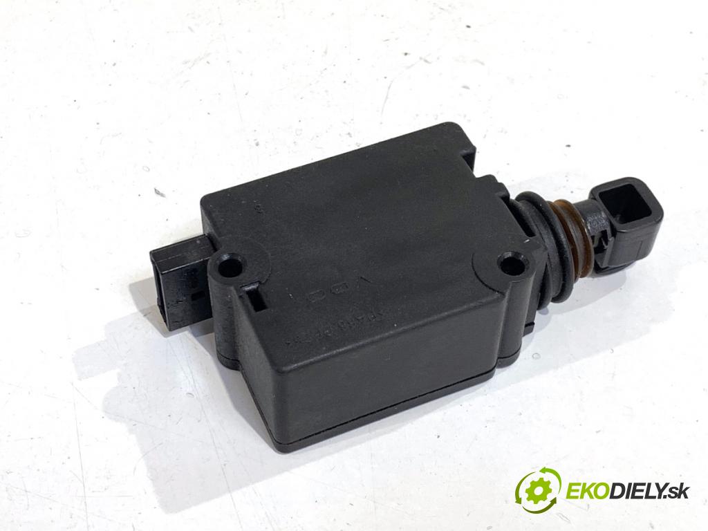 BMW E39 sedan 2000 110 kW 520 i 1990 Teleskop zámku dverí 8377569 (Motorček ostatné)