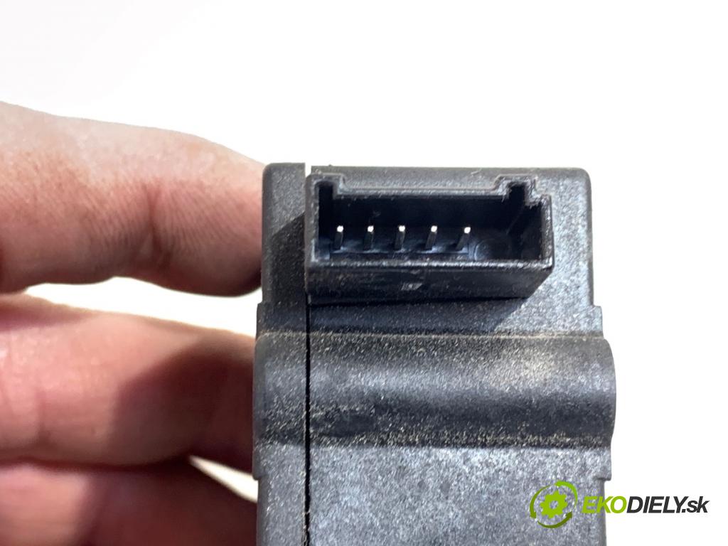 BMW E39 sedan 2000 110 kW 520 i 1990 Teleskop zámku dverí 8377569 (Motorček ostatné)