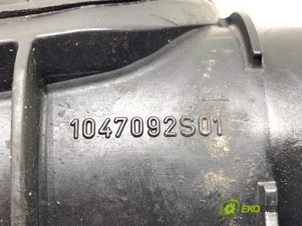 FORD FOCUS III liftback 2014 74 kW 1.0 EcoBoost 998 potrubí sání 1047092S01 (Sací potrubí)