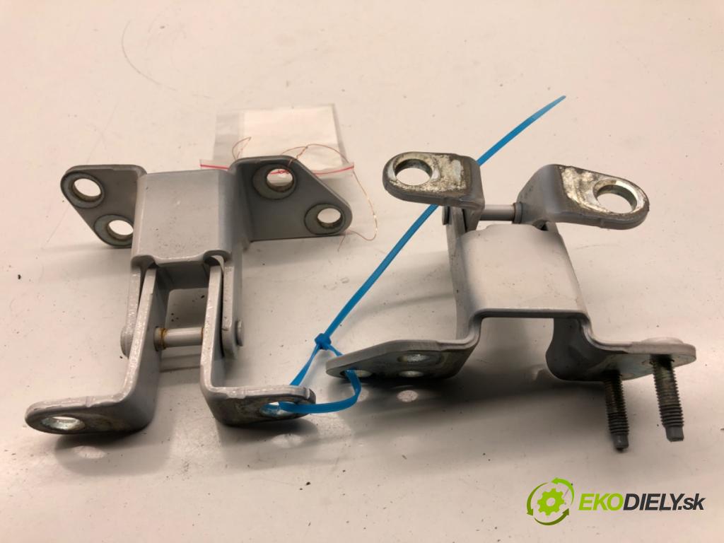 FORD ECOSPORT SUV 2018 122 kW 2.0 Ti-VCT 1999 závěs dveří zadní část FN15N42982AA