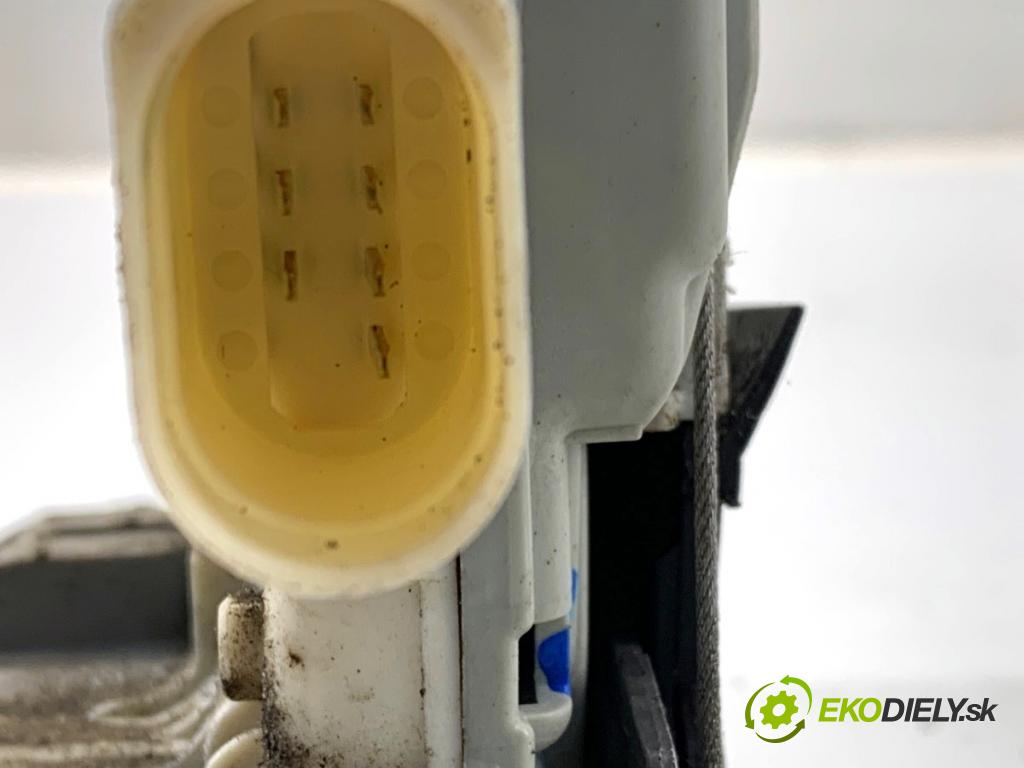 AUDI A4 B8 Kombi 2009 118 kW 1.8 TFSI 1798 zámok Dvere pravy zad