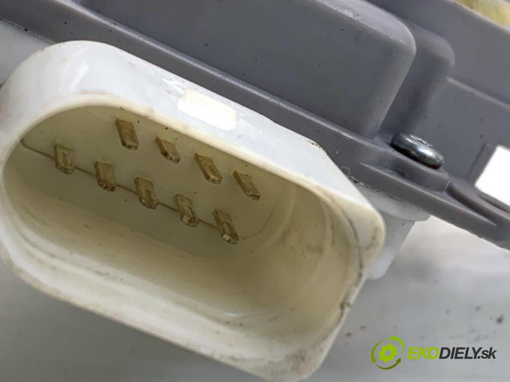 AUDI A4 B8 Kombi 2009 118 kW 1.8 TFSI 1798 zámok Dvere ľavy predný