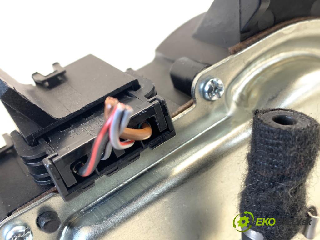 AUDI A4 B8 Kombi 2009 118 kW 1.8 TFSI 1798 Motor stieračov zad