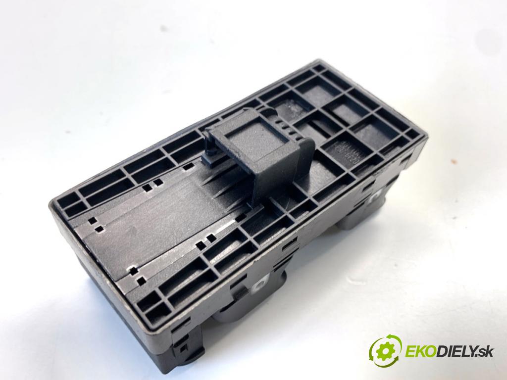 AUDI A4 B8 Kombi 2009 118 kW 1.8 TFSI 1798 přepínač oken  (Páčky pod volantem)