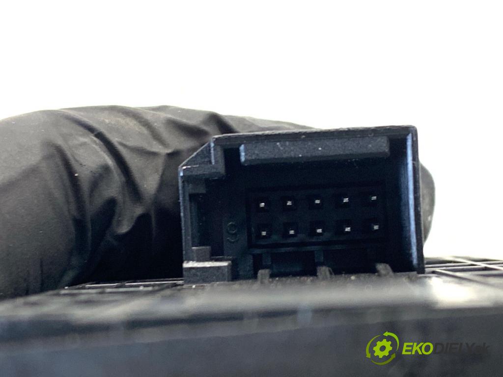 AUDI A4 B8 Kombi 2009 118 kW 1.8 TFSI 1798 přepínač oken  (Páčky pod volantem)