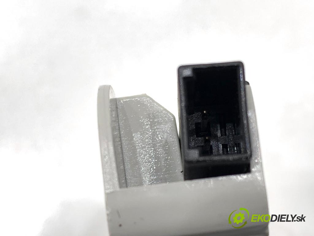 AUDI A4 B8 Kombi 2009 118 kW 1.8 TFSI 1798 Clona slnečná ľavy