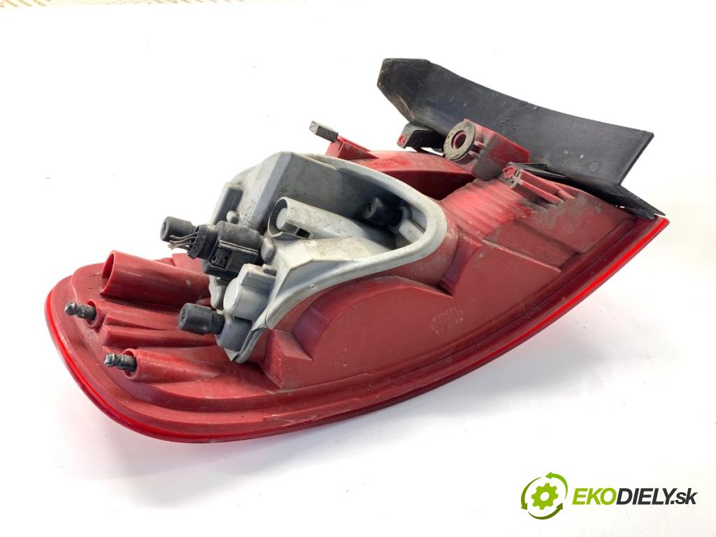 AUDI A4 B8 Kombi 2009 118 kW 1.8 TFSI 1798 Svetlo pravy zad