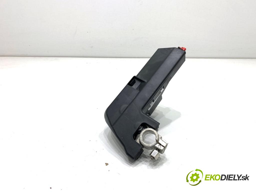 AUDI A4 B8 Kombi 2009 118 kW 1.8 TFSI 1798 svorka plus 8J0915459