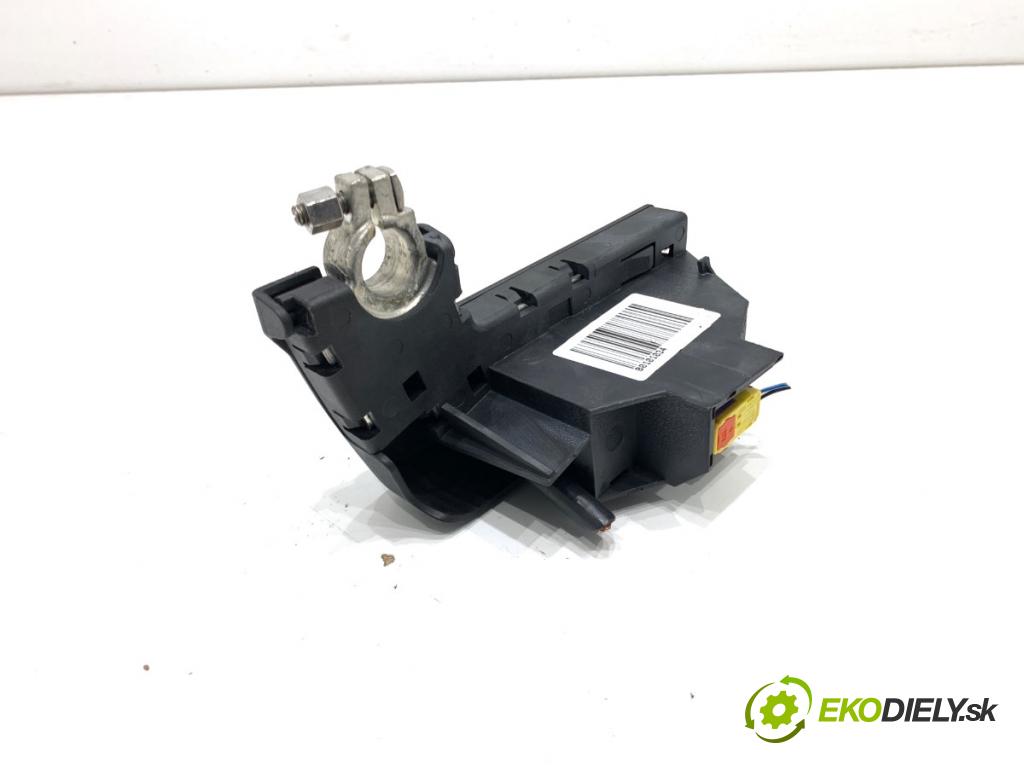 AUDI A4 B8 Kombi 2009 118 kW 1.8 TFSI 1798 svorka plus 8J0915459