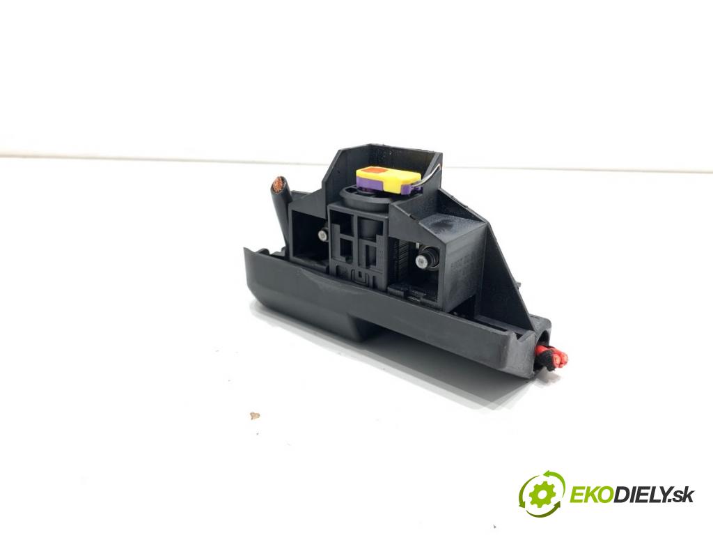 AUDI A4 B8 Kombi 2009 118 kW 1.8 TFSI 1798 svorka plus 8J0915459