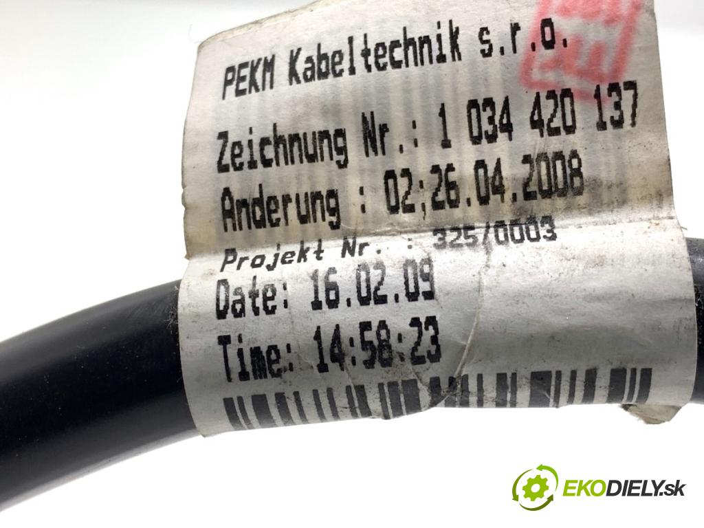 AUDI A4 B8 Kombi 2009 118 kW 1.8 TFSI 1798 svorka MINUS 8K0915181E