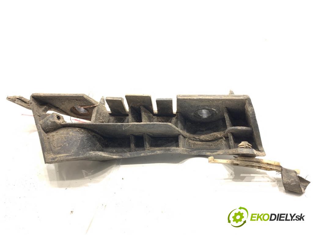 AUDI A4 B8 Kombi 2009 118 kW 1.8 TFSI 1798 Úchyt nárazníka pravy predný 8K0807284