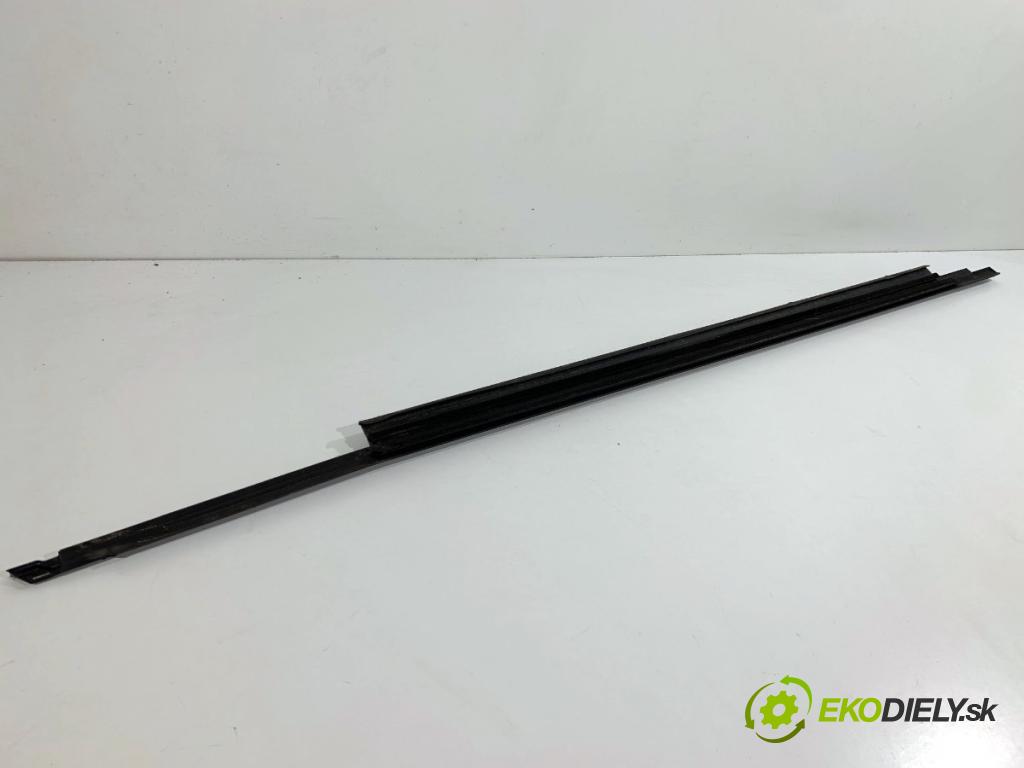 AUDI A4 B8 Kombi 2009 118 kW 1.8 TFSI 1798 lišta Sbírání: přední část levý