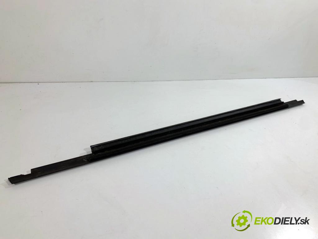 AUDI A4 B8 Kombi 2009 118 kW 1.8 TFSI 1798 Lišta Sbírání: zad pravy