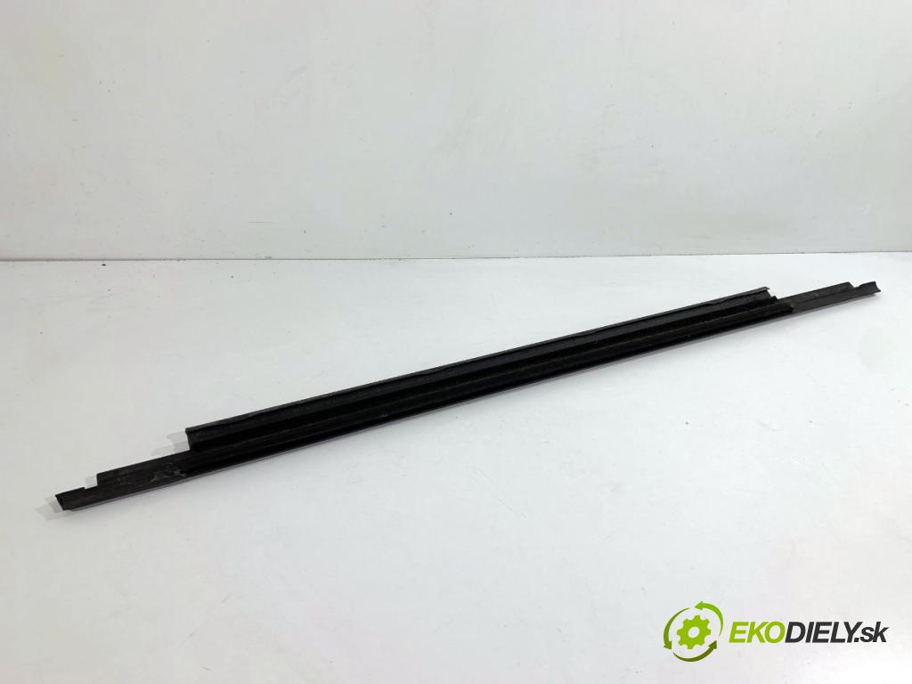 AUDI A4 B8 Kombi 2009 118 kW 1.8 TFSI 1798 Lišta Sbírání: zad ľavy