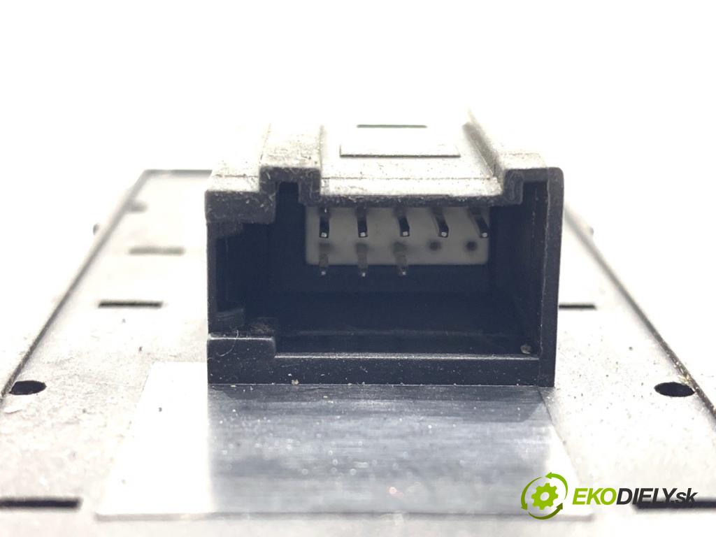 AUDI A4 B6 sedan 2003 96 kW 1.9 TDI 1896 Prepínač okien  (Prepínacie páčky pod volantom)