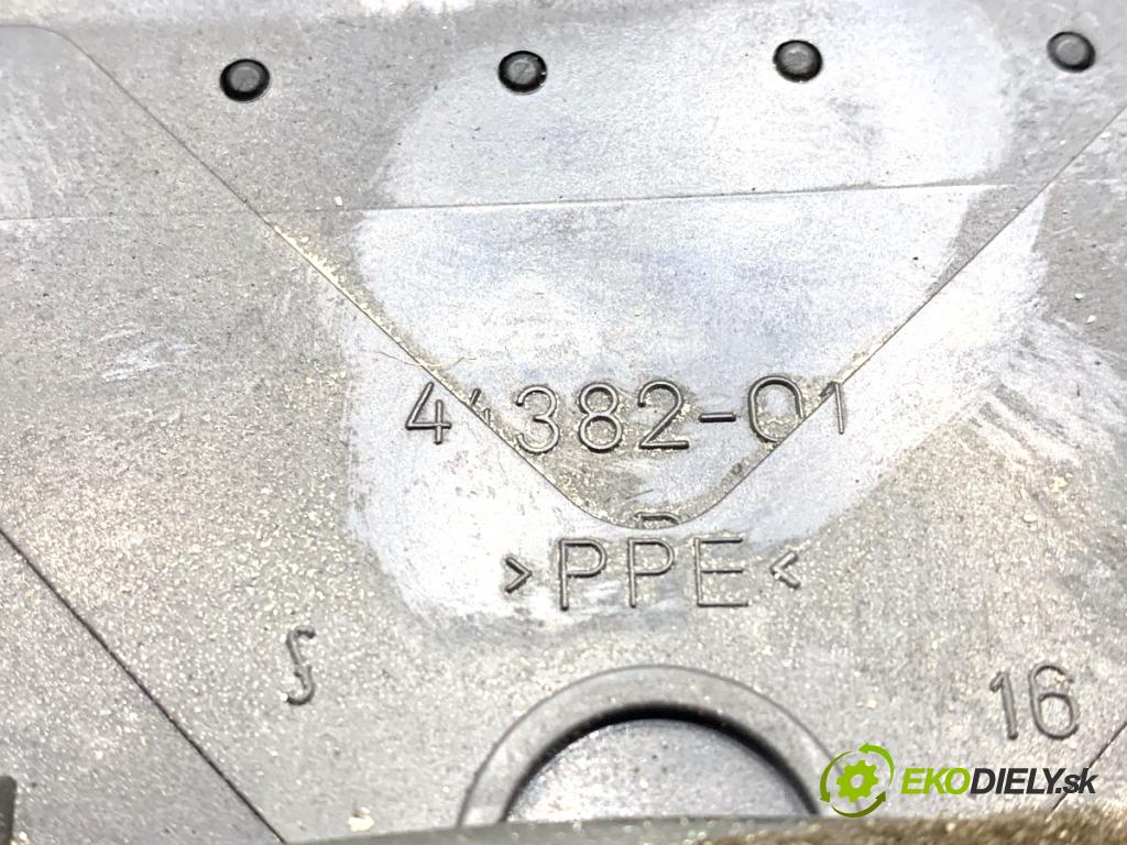 AUDI A4 B6 sedan 2003 96 kW 1.9 TDI 1896 Mriežky kúrenia predný 8E0820951H