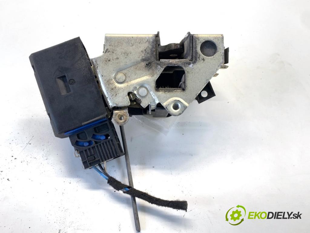 BMW E36 liftback 1999 77 kW 316 i 1895 zámok Dvere pravy predný