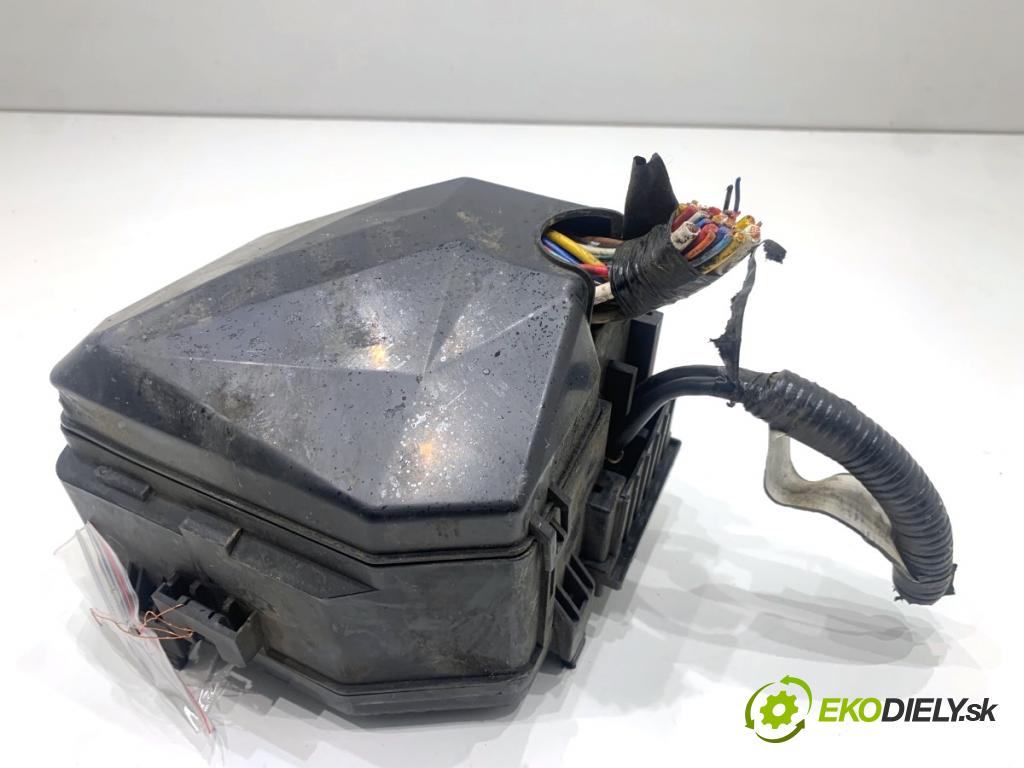 HONDA CR-V III SUV 2009 103 kW 2.2 i-CTDi 4WD (RE6) 2204 Skrinka poistková  (Poistková skrinka)