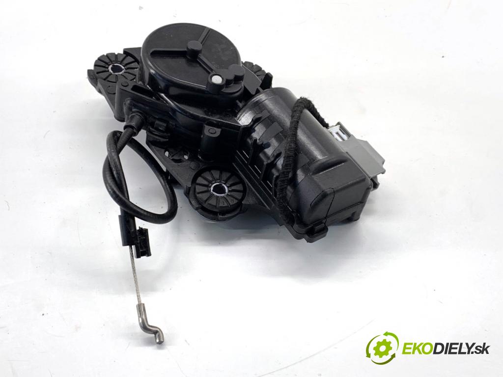 VOLVO XC60 II SUV 2020 173 kW B5 Mild-Hybrid AWD 1969 doťah dverí zad 