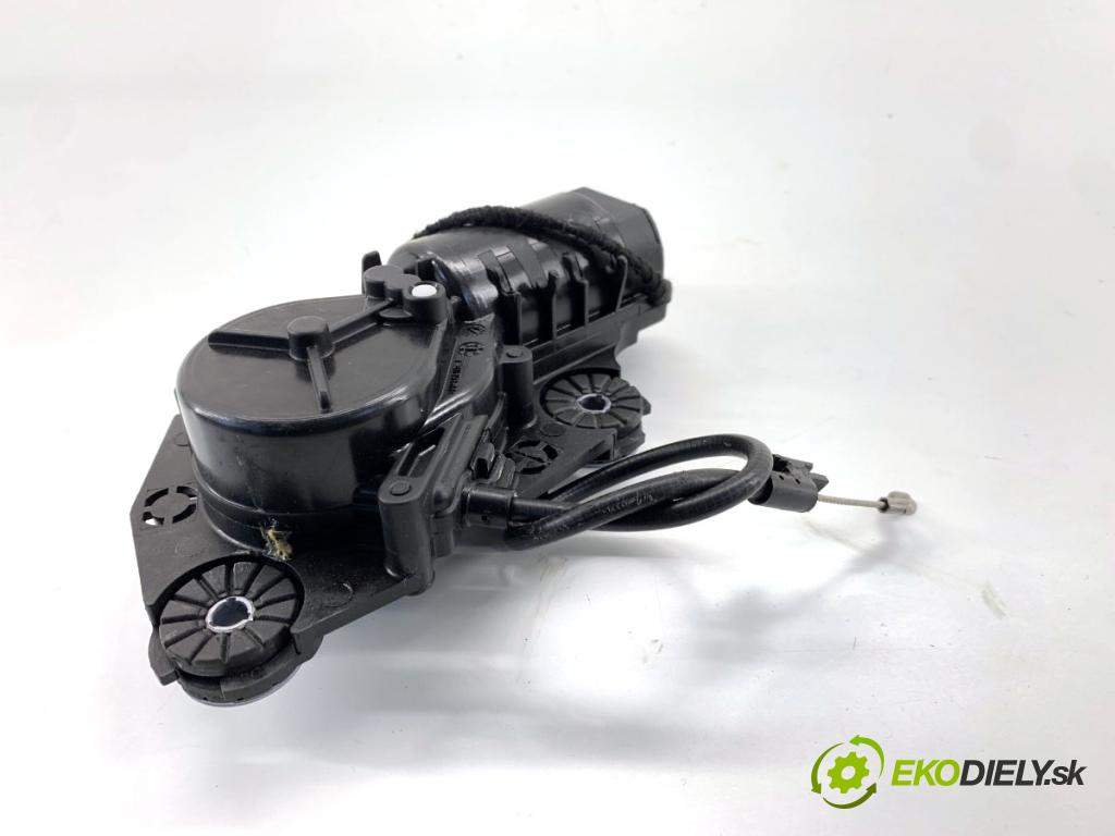 VOLVO XC60 II SUV 2020 173 kW B5 Mild-Hybrid AWD 1969 doťah dverí zad