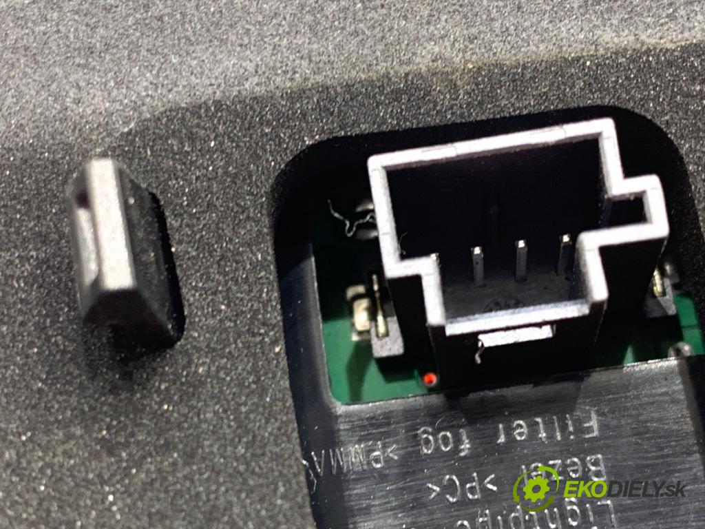 VOLVO XC60 II SUV 2020 173 kW B5 Mild-Hybrid AWD 1969 Svetlo zad ľavá strana vnútorná 31446617 (Kľučka dverí ostatné)