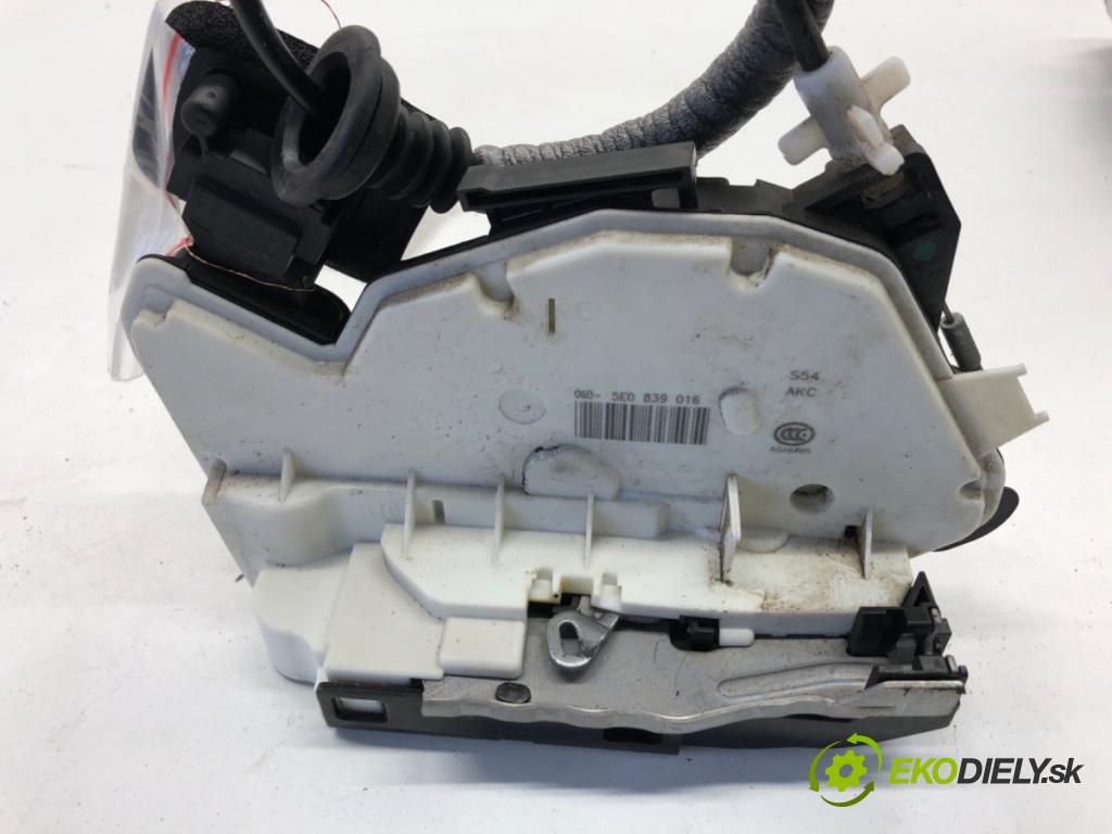 SKODA OCTAVIA III Kombi 2015 110 kW 2.0 TDI 1968 zámok Dvere pravy zad 5E0839016