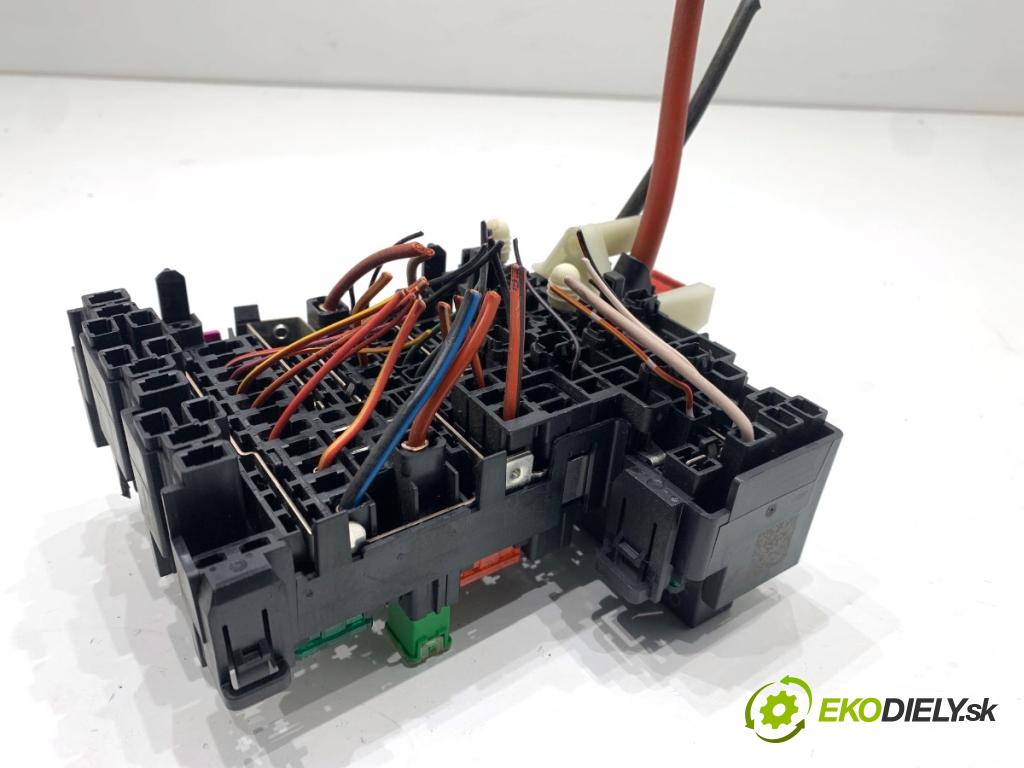 SKODA OCTAVIA III Kombi 2015 110 kW 2.0 TDI 1968 Skrinka poistková 5Q0937615C (Poistková skrinka)