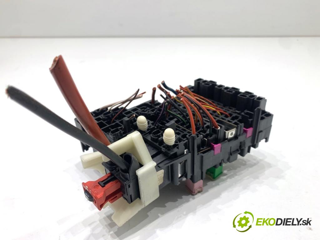 SKODA OCTAVIA III Kombi 2015 110 kW 2.0 TDI 1968 Skrinka poistková 5Q0937615C (Poistková skrinka)