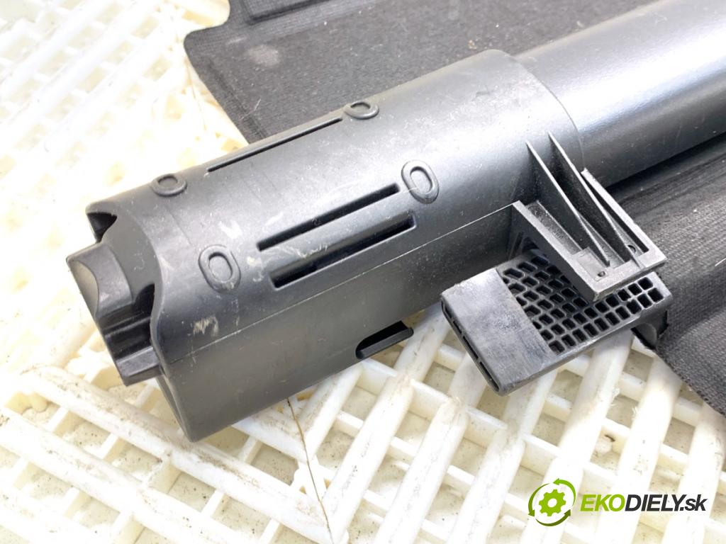 SKODA OCTAVIA III Kombi 2015 110 kW 2.0 TDI 1968 Roleta kufra 5E9867871B