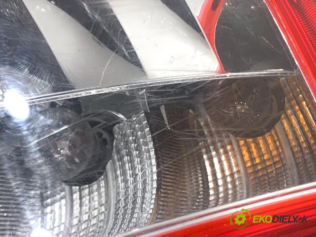 SKODA OCTAVIA III Kombi 2015 110 kW 2.0 TDI 1968 Svetlo pravy zad 5E9945096A 5E9945112A