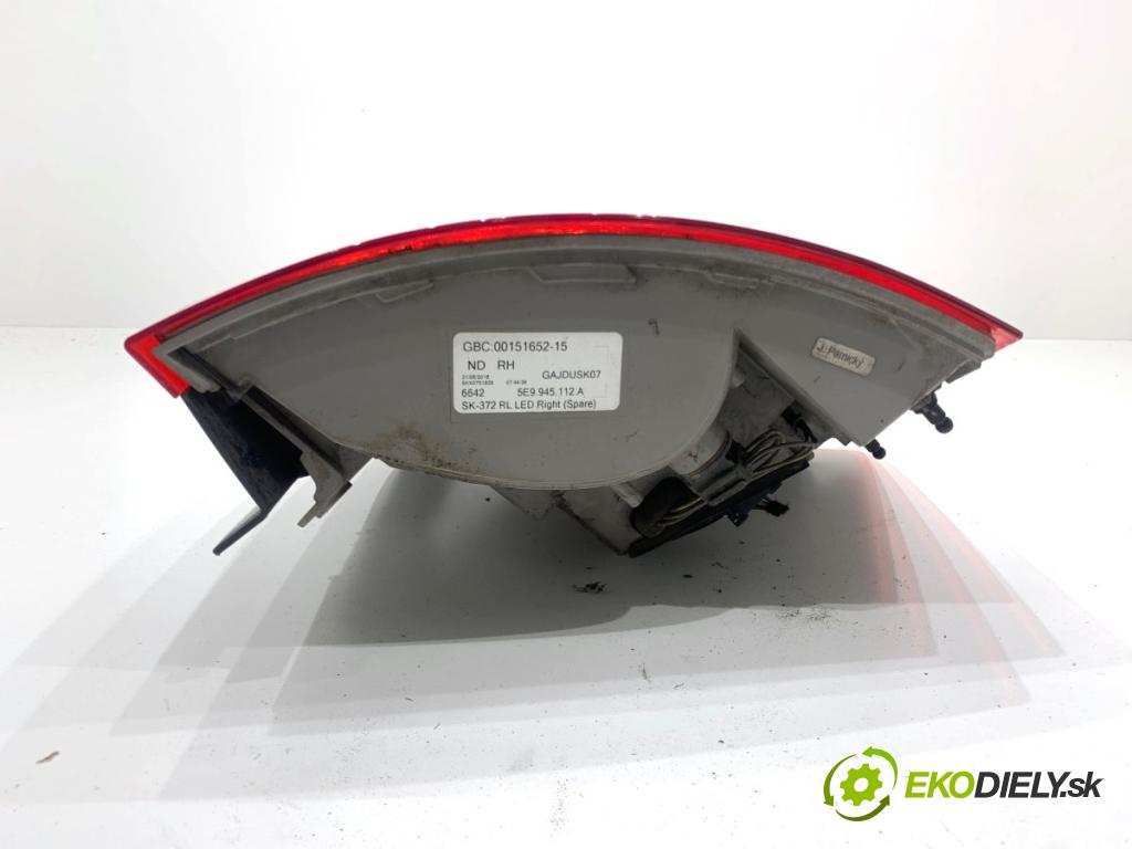 SKODA OCTAVIA III Kombi 2015 110 kW 2.0 TDI 1968 Svetlo pravy zad 5E9945096A 5E9945112A