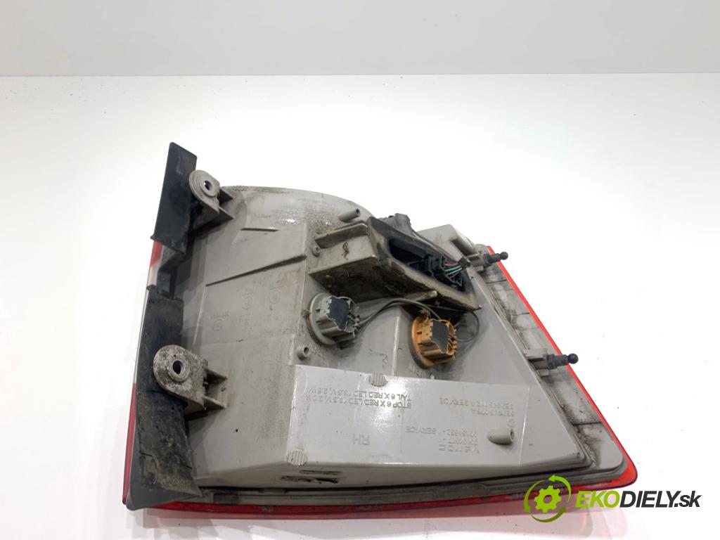 SKODA OCTAVIA III Kombi 2015 110 kW 2.0 TDI 1968 Svetlo pravy zad 5E9945096A 5E9945112A