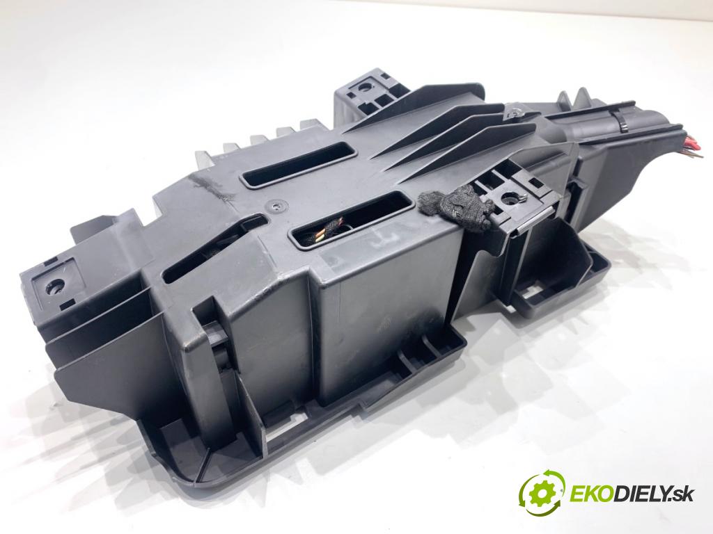 MERCEDES-BENZ KLASA GL SUV 2012 190 kW GL 350 CDI / BlueTec 4-matic (166.823, 166.824) 2987 skříňka poistková  (Pojistková skříňka)