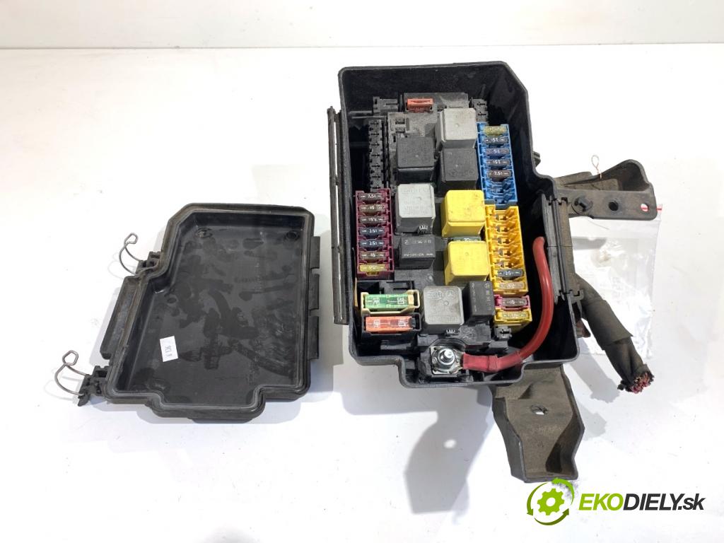 MERCEDES-BENZ KLASA GL SUV 2012 190 kW GL 350 CDI / BlueTec 4-matic (166.823, 166.824) 2987 Skrinka poistková A1665400182 (Poistková skrinka)