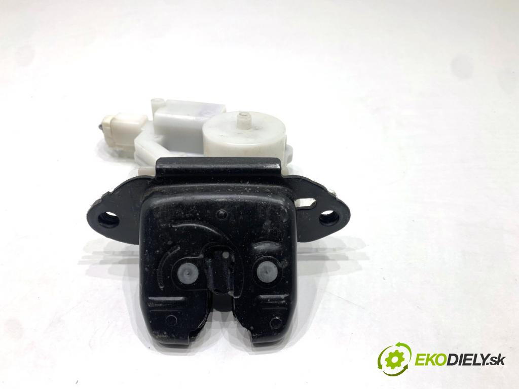 NISSAN QASHQAI J11 SUV 2014 96 kW 1.6 dCi 1598 zámok dverí zad 