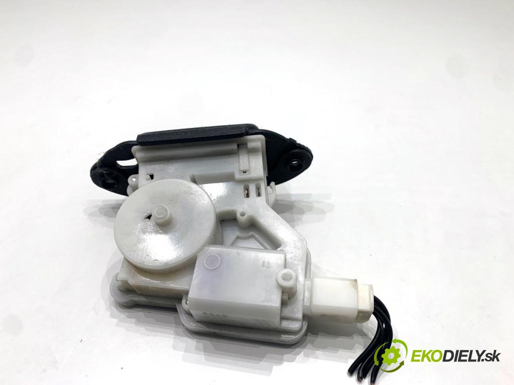 NISSAN QASHQAI J11 SUV 2014 96 kW 1.6 dCi 1598 zámok dverí zad