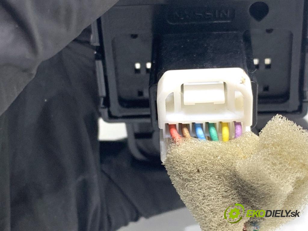 NISSAN QASHQAI J11 SUV 2014 96 kW 1.6 dCi 1598 spínač brzdy ruční brzdy  (Páčky pod volantem)