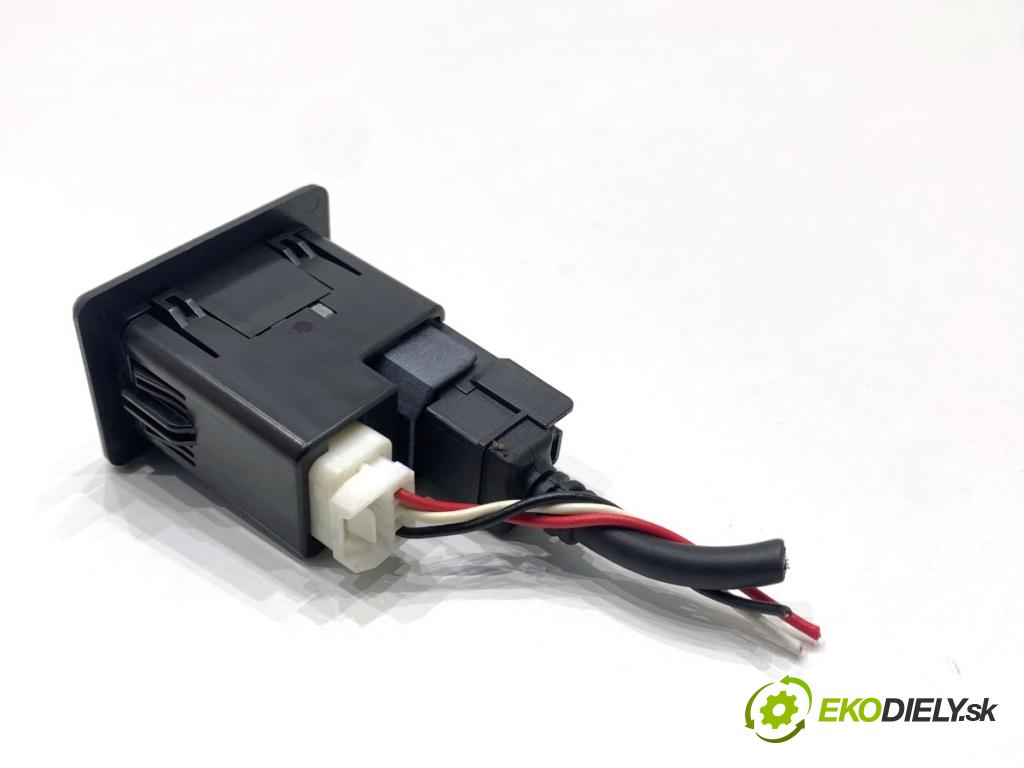 NISSAN QASHQAI J11 SUV 2014 96 kW 1.6 dCi 1598 HNÍZDO: USB 795405004