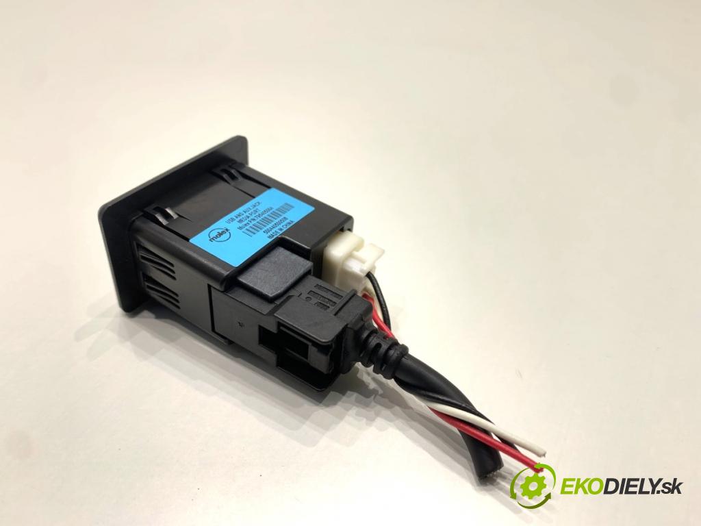 NISSAN QASHQAI J11 SUV 2014 96 kW 1.6 dCi 1598 HNÍZDO: USB 795405004