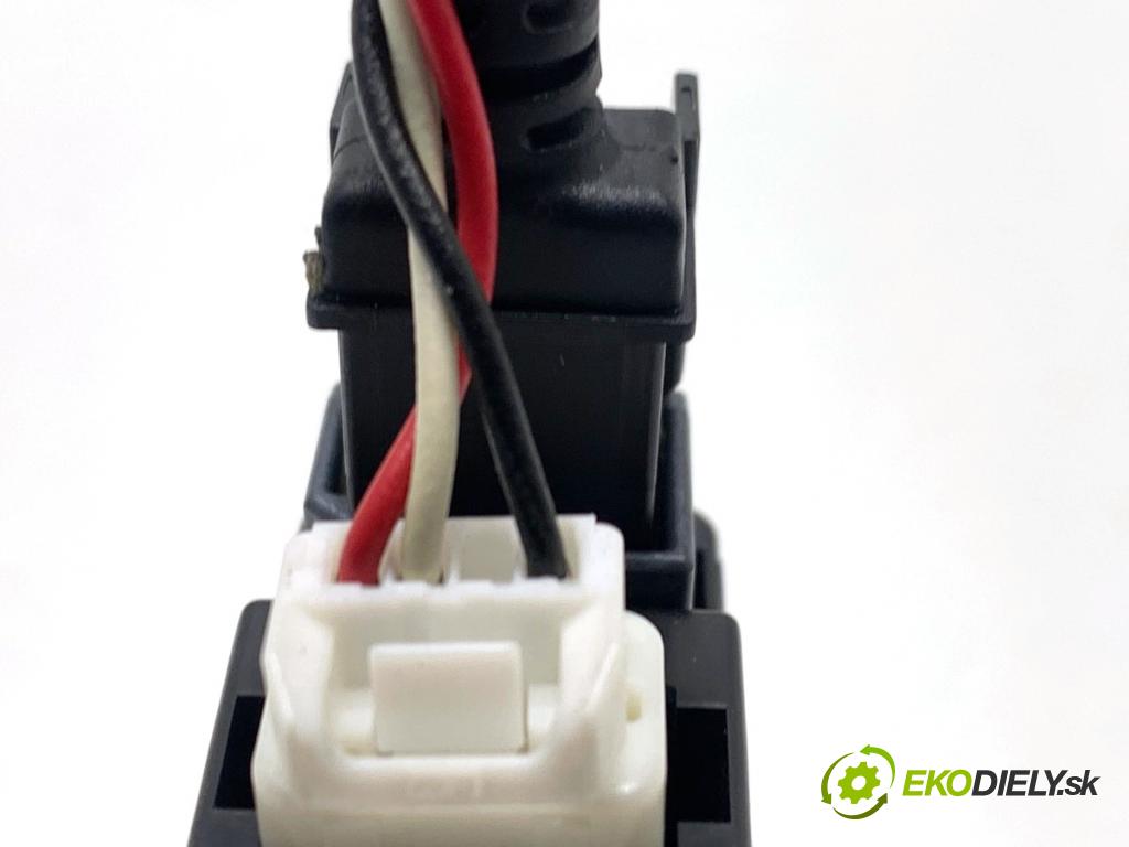 NISSAN QASHQAI J11 SUV 2014 96 kW 1.6 dCi 1598 HNÍZDO: USB 795405004