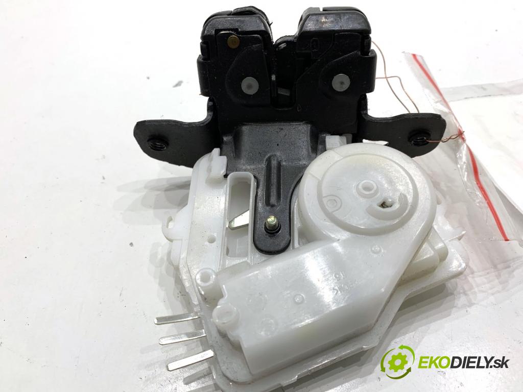 TOYOTA YARIS III liftback 2019 82 kW 1.5 (NSP131_) 1496 zámok dverí zad 