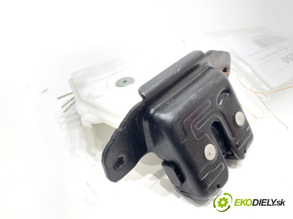 TOYOTA YARIS III liftback 2019 82 kW 1.5 (NSP131_) 1496 zámok dverí zad