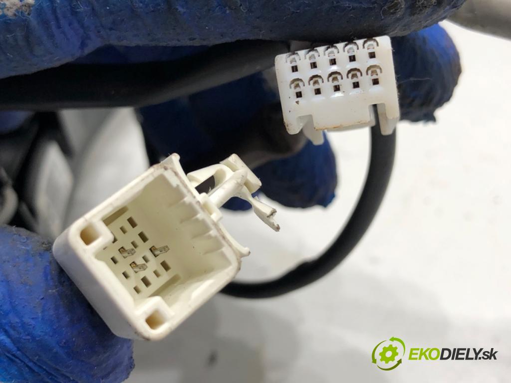 TOYOTA YARIS III liftback 2019 82 kW 1.5 (NSP131_) 1496 SPÍNAČE: volantu